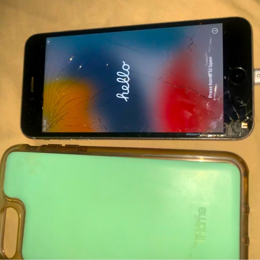 iPhone 6s Plus. Cracked screen, don’t need it anymore